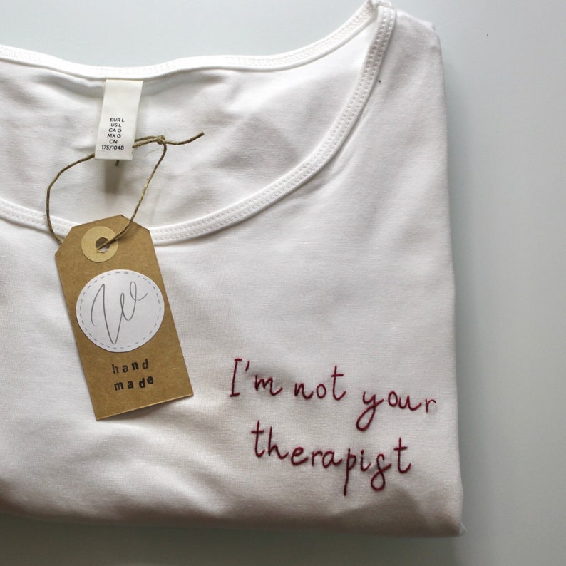 T-shirt personalizzata con ricamo fatto a mano, Maglietta, Regalo personalizzato, Im not your therapist. immagine 3