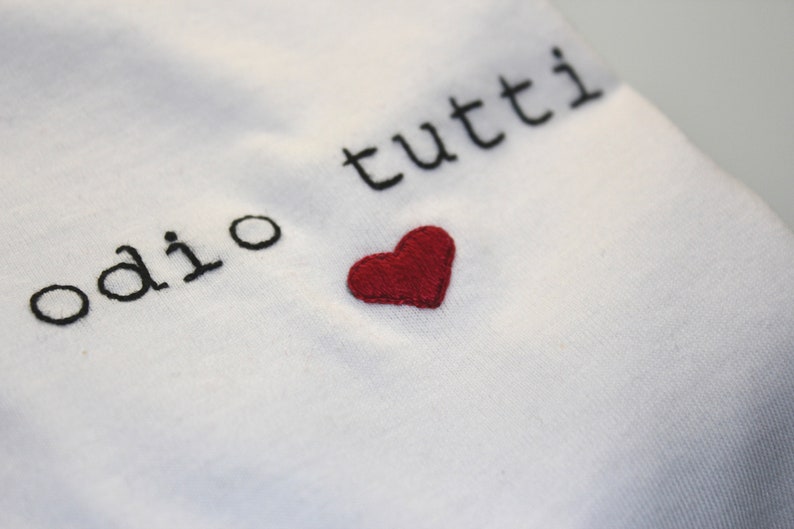 T-shirt personalizzata con ricamo fatto a mano, Maglietta, Regalo personalizzato, odio tutti immagine 2