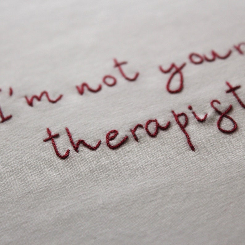 T-shirt personalizzata con ricamo fatto a mano, Maglietta, Regalo personalizzato, Im not your therapist. immagine 4