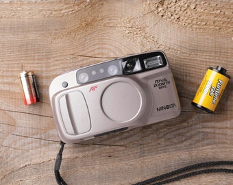 Minolta Riva Zoom 70 (FECHA) - Cámara de película compacta de 35 mm (¡Totalmente probada y funcionando al 100%!)