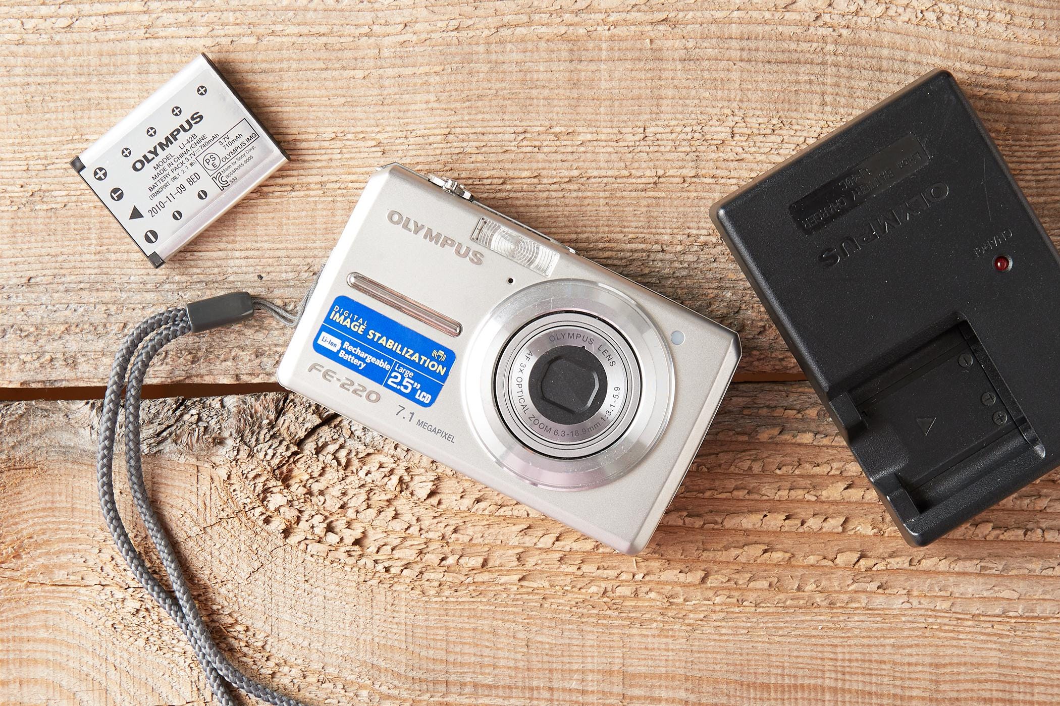 Olympus FE-220 7.1メガピクセル コンパクトデジタルカメラ