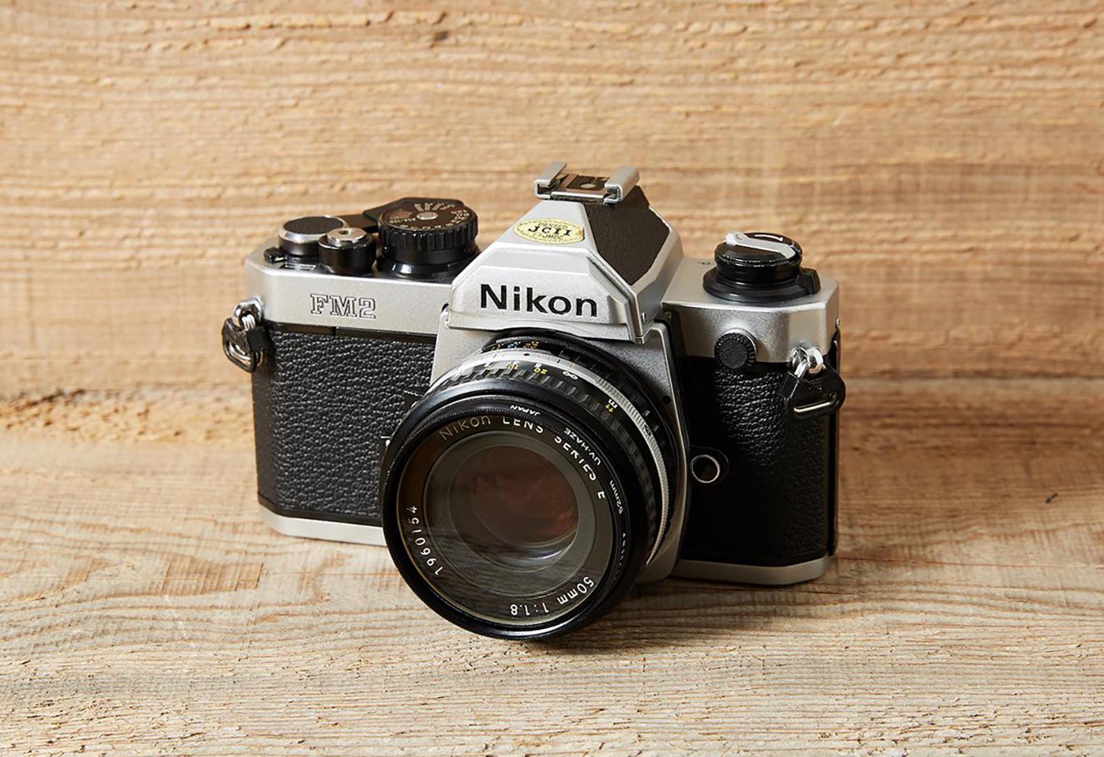 ニコン FM2 35 mm 一眼レフフィルムカメラ（50 mm f/1.8 レンズ搭載