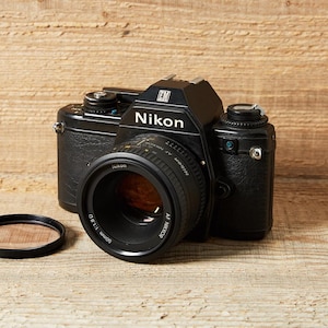 Nikon EM（ブラック） - （Nikon AF 50 mm f/1.8 レンズ付き） - 35 mm SLR フィルムカメラ（完全テスト済み、100% 動作）