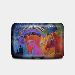 Cartera Laurel Burch con protección RFID y diseño de caballos salvajes. Tarjetero rígido con protección RFID. Cartera de aluminio de 6 bolsillos. Cartera clásica con diseño de caballos salvajes.