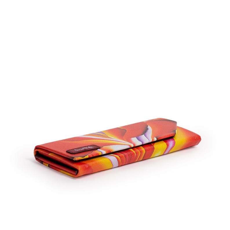 Pu&ograve; includere: Un portafoglio piegato con un vivace motivo floreale nei toni del rosso, arancione, giallo e viola. Il portafoglio ha una forma rettangolare e una piccola etichetta marrone rettangolare. Il design &egrave; accattivante e colorato.