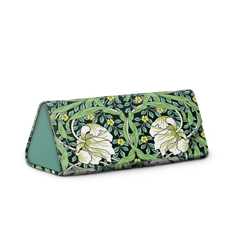 Op de afbeelding: Een driehoekig brillenetui met een bloemenpatroon. De etui heeft een donkergroene achtergrond met witte bloemen, groene bladeren en kleine gele bloemen. De binnenkant is lichtblauwgroen.