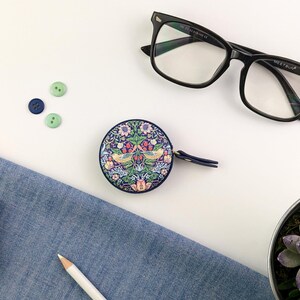 William Morris Strawberry Thief Retractable Tape Measure, 60 Inch Vegan Leather Measuring Tape Bild 9