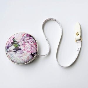 Peonies Retractable Tape Measure, 60 Inch Vegan Leather Measuring Tape image 4