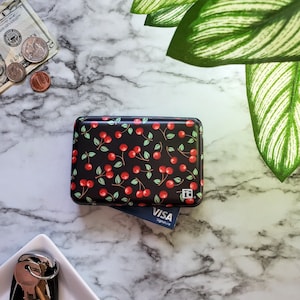 Cartera blindada Cherry de Mary Engelbreit, tarjetero rígido con protección RFID, cartera de aluminio con 6 bolsillos, carteras Cherry RFID para mujer