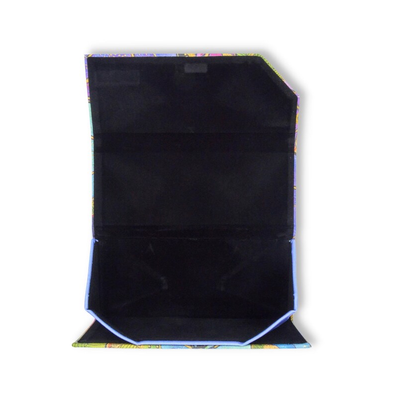 Pu&ograve; includere: Un astuccio per occhiali da sole aperto, a pi&ugrave; pannelli, con interno nero. L'esterno presenta un design colorato e fantasia con sfumature di blu, verde, giallo e viola. L'astuccio &egrave; progettato per essere ripiegato per riporlo.
