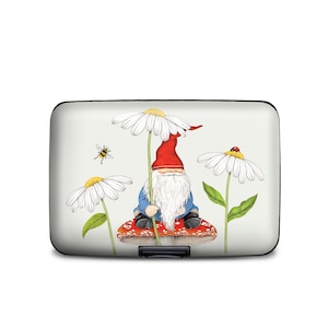 Cartera blindada con diseño de gnomo de jardín sobre una seta y margarita blanca, tarjetero rígido con protección RFID, cartera de aluminio de 6 bolsillos, Mary Lake-Thompson Art