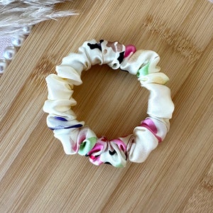 Haargummi aus 100 % Maulbeerseide digital bedrucktes Frühlingsblumenmuster hellgold Brautjungfer Geburtstag Lehrer Haarschmuck Haargummi Bild 4