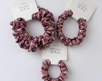 LIMITED EDITION - 100% mulberry silk scrunchie - Dusty pink florals