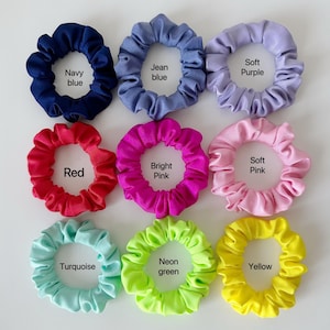 Puede incluir: Nueve scrunchies coloridos en varios tonos de azul, rojo, rosa, verde, turquesa y amarillo. Los scrunchies están hechos de tela suave y son perfectos para sujetar el cabello en su lugar.