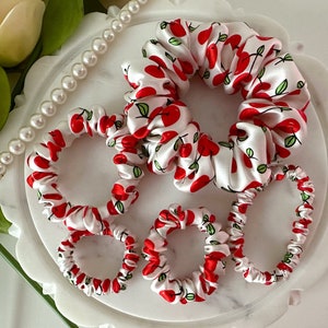 Scrunchie aus 100% Maulbeerseide - Digitaldruck süße Kirschen Brautjungfer | Geburtstag | Lehrer | Haarschmuck | Haargummi