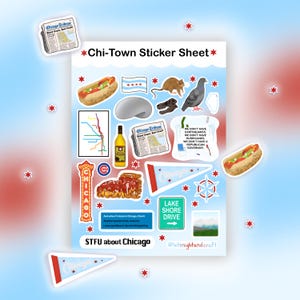 Könnte beinhalten: Ein Stickerbogen mit dem Titel "Chi-Town Sticker Sheet" mit verschiedenen Illustrationen zum Thema Chicago. Enthält einen Hotdog, die Chicago Tribune Zeitung, die Chicago-Flagge und den Text "STFU about Chicago".