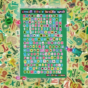 Könnte beinhalten: Ein grüner Aufkleberbogen mit einer Sammlung einzelner Buchstaben, Zahlen und Symbole in verschiedenen Farben und Schriftarten, gestaltet wie Erpresserbriefe. Der Text "Ransom Letter sticker sheet" steht oben, "LATE NIGHT RAIN" unten.