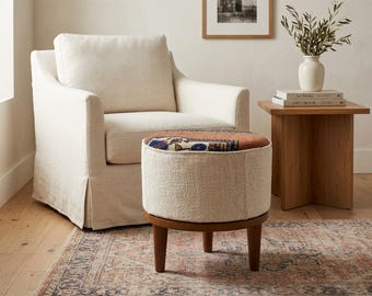 Rund kilimfotpall i vintagestil | Pall med krämfärgade träben i terrakotta | Fotpall i rustik stil för heminredning