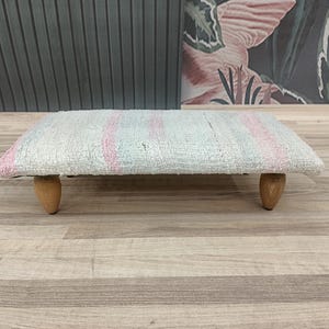 Opstapje voor bed, korte kruk, zadelkruk, kelim-tapijtkruk, voetenbank, kruk, voetenbankkruk, hennepkruk, BSV 34