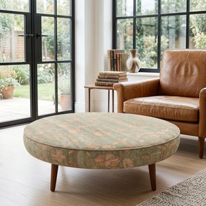 Tavolino rotondo Oushak con decorazioni floreali color salvia / Pouf anticato effetto sbiadito