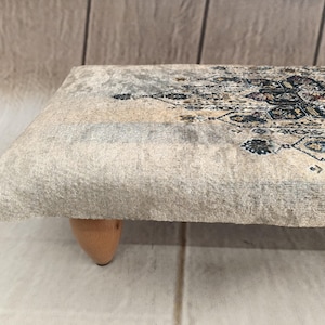 Sgabello da letto, Sgabello a sella, Poggiapiedi, Pouf per sedie a dondolo, Mobili artigianali, Sgabello basso, Portaoggetti per divano, Sgabello boho, Pouf, 41 immagine 3