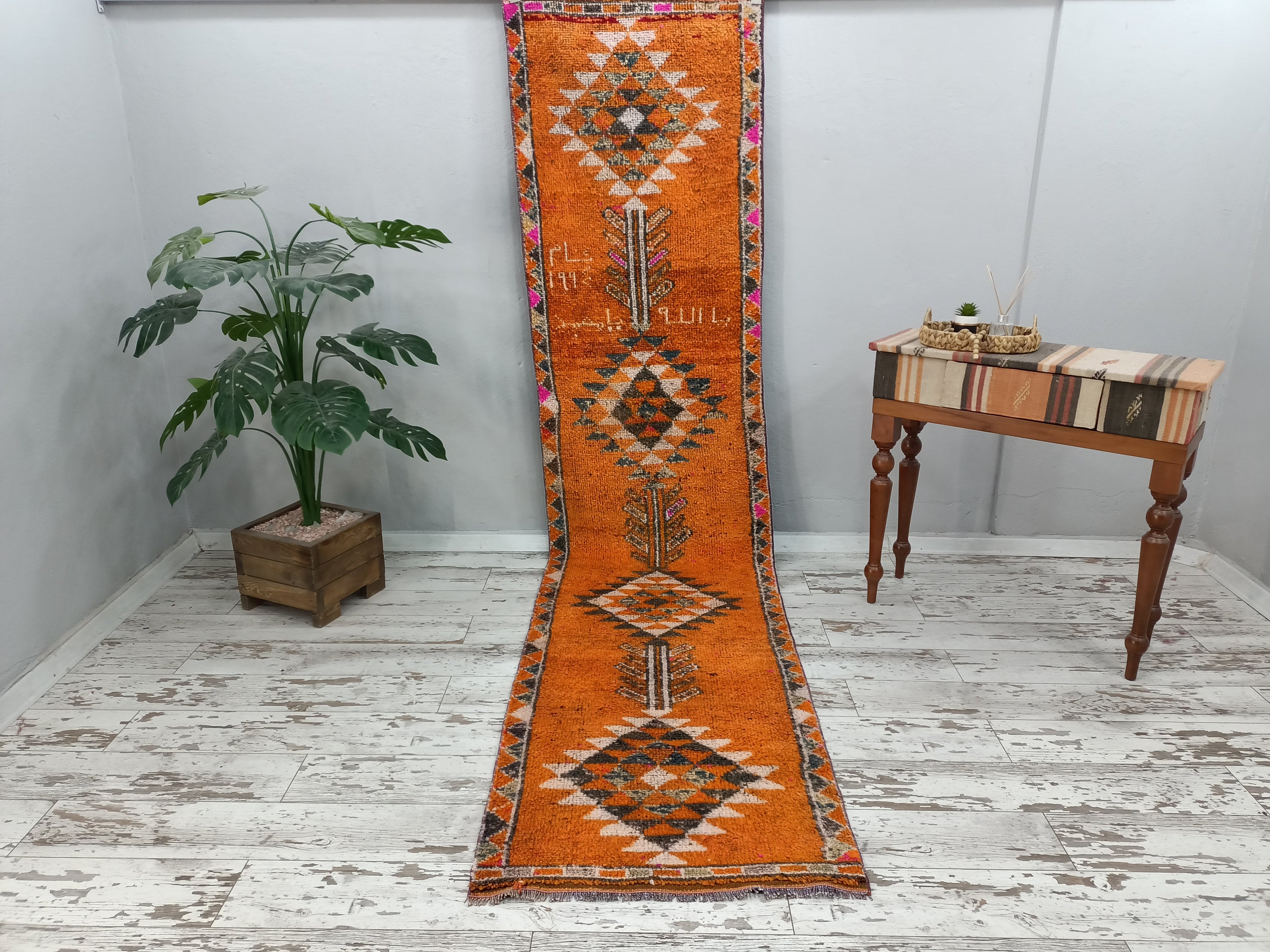 手作りのトルコ絨毯、オレンジランナー、市松模様の絨毯、ヘルキ絨毯