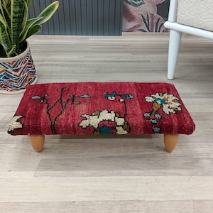 Roter Vintage Teppich gepolsterter Fußhocker, Leseecke Ottomane Stufenbank, Bauernhaus Akzent Kelimbank mit Holzbeinen, Minimalistischer Hocker,BSV167