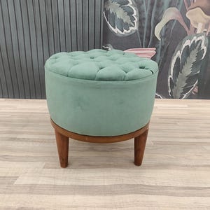 Otomana Chesterfield, taburete tipo puf, taburete puf, taburete con botones, taburete trípode, reposapiés verde, taburete tipo barril, taburete de escritorio, FS Verde Salvia