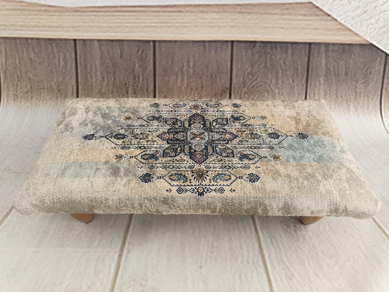 Sgabello da letto, Sgabello a sella, Poggiapiedi, Pouf per sedie a dondolo, Mobili artigianali, Sgabello basso, Portaoggetti per divano, Sgabello boho, Pouf, 41 immagine 11