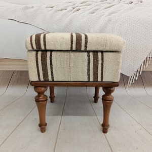 Puf de dormitorio, reposapiés, banco kilim a rayas, mesa antigua, banco tapizado, banco kilim otomano, taburete vintage, ST 29 18x18