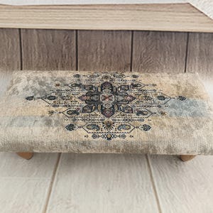 Sgabello da letto, Sgabello a sella, Poggiapiedi, Pouf per sedie a dondolo, Mobili artigianali, Sgabello basso, Portaoggetti per divano, Sgabello boho, Pouf, 41 immagine 9