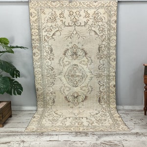 beige rug, floral rug, turkish area rug, vintage rug, bohemian rug, wool rug, entry rug, kitchen rug, oushak rug, 5.1 x 8.9 ft, VT 3687