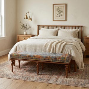 Pode incluir: Um quarto com uma cama de madeira, mesinhas de cabeceira e um banco estampado. A cama tem roupa de cama em tons neutros e uma manta creme. Uma impressão botânica emoldurada está pendurada na parede. O banco tem 120 cm de comprimento.