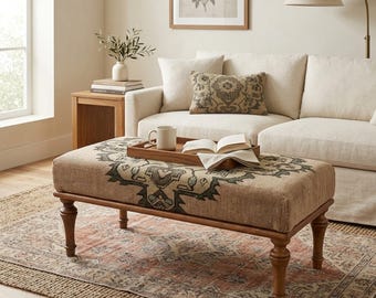 Beiger Kelim-Couchtisch mit Medaillonmuster | Hocker mit grünem Motiv | Traditionelles Wohnzimmer-Mittelstück