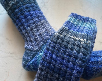 Handgestrickte Wollsocken in verschiedenen Größen, von 39/40 bis 49/50. Bündchen für Diabetiker geeignet.