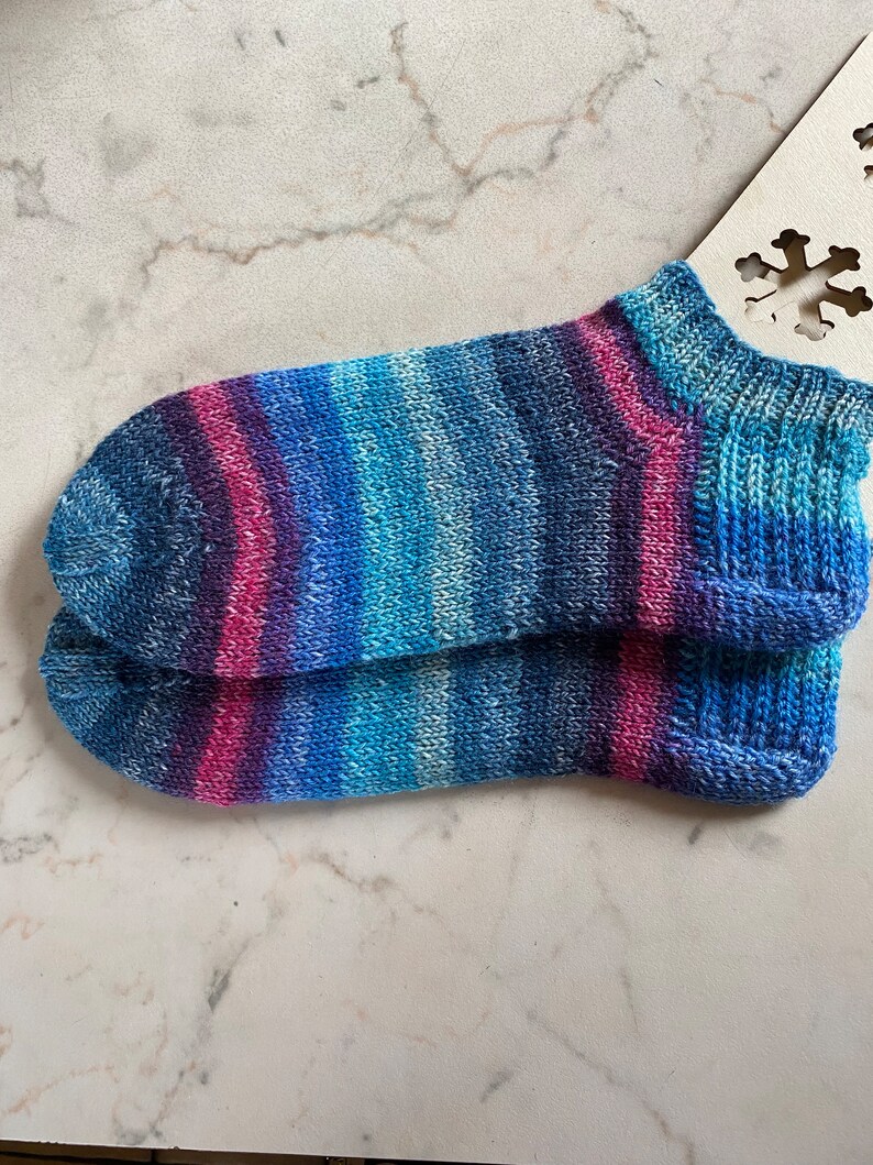 Handgestrickte Sneakersocken in Größe 38/39 Bild 1