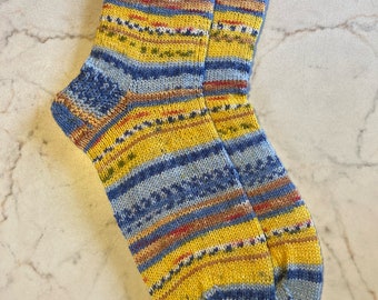 Handgestrickte Wollsocken in Größe 40/41. Bündchen für Diabetiker geeignet.