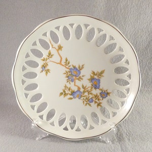 Floral reticulated cabinet plate Porcelana Schmidt Brasil pierced decorative porcelain dish blue flowers leaves branches scalloped gold rim