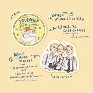 Może przedstawiać: Zestaw naklejek z ilustracjami i tekstem. Jedna mówi "I Survived Y3 Cast Change" z ilustracją uścisku. Inna przedstawia trzech mężczyzn w garniturach. Trzecia mówi "Triple Blonde Montys". Naklejki mają 6 cm i 6,5 cm szerokości.