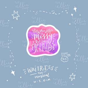 Adesivo con testo del musical Waitress - Lei è disordinata ma è gentile