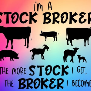 Può includere: Un design grafico umoristico con il testo "Sono un broker di borsa più azioni ottengo, più broker divento." Il design presenta una mucca, un maiale, una capra, una pecora e un maialino in silhouette nere.