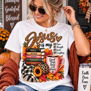 Peut inclure: Un t-shirt blanc avec une impression graphique portant le texte Jesus is my Peace, Strength, Guide, Everything et Good Days Start with Jesus. Le motif comprend une pile de livres étiquetés Bible, Prayer, Faith, Patience, Love, une tasse rose, une citrouille et des tournesols.