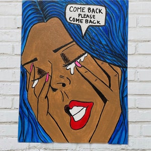 Könnte beinhalten: Pop-Art-Gemälde einer weinenden Frau mit blauen Haaren und brauner Haut. Die Augen der Frau sind geschlossen, und sie hält ihre Hände an ihr Gesicht. Eine Sprechblase über ihrem Kopf sagt: „COME BACK PLEASE COME BACK“.