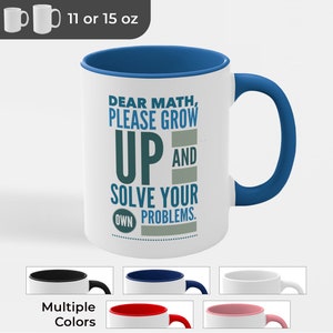 Könnte beinhalten: Weiße Keramiktasse mit blauem Rand und Henkel. Die Tasse trägt eine humorvolle Botschaft mit dem Text "Liebe Mathematik, werde erwachsen und löse deine eigenen Probleme."