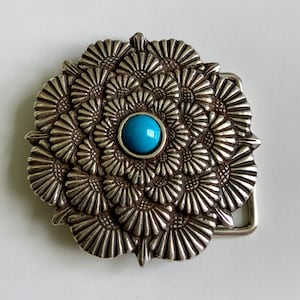 Encantador diseño de flores intrincadas vintage de tamaño más pequeño con falso níquel antiguo de piedra turquesa
