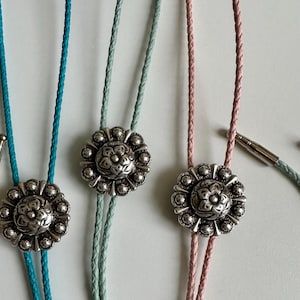 Silber Western Style Blume Bolokrawatte - Handgemachte Krawatte Zubehör Baumwolle Halskette Einzigartige Cowgirl Cowboy Traditionelle Pink Blau Grün Braun