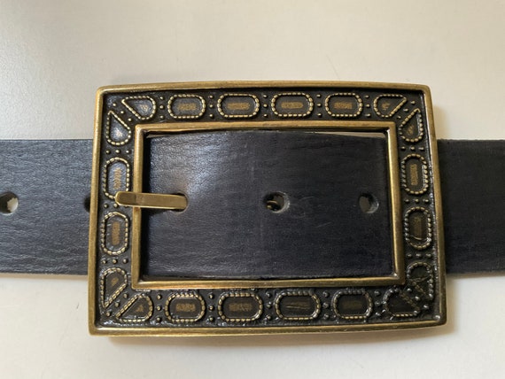 Rectangular centre bar belt buckle with oval uniq… - image 8