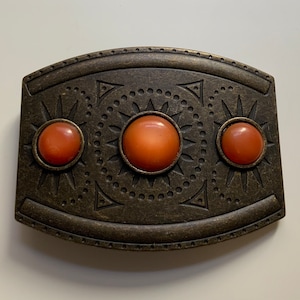 Fibbia per cintura rettangolare arrotondata vintage di fabbricazione spagnola con pietre preziose arancioni finte di tigre, ottone anticato, motivo boho western