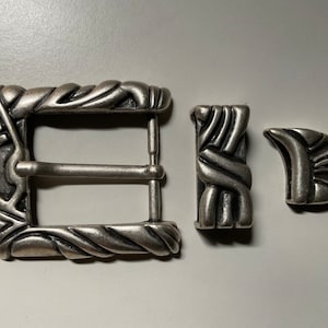 Ensemble rare, sculpté, orné, de 3 boucles de ceinture romantiques. Placage italien en argent vieilli.