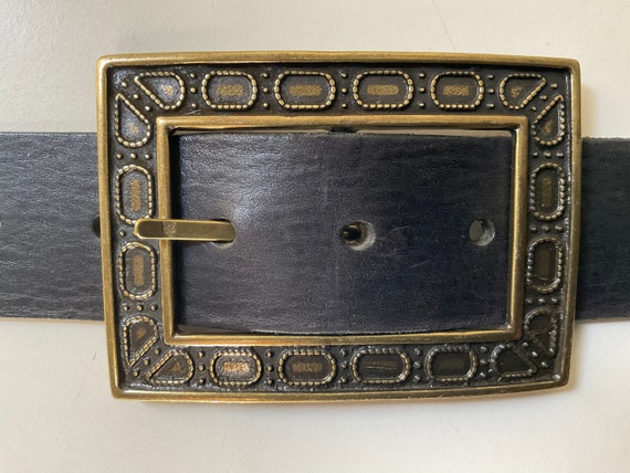 Rectangular centre bar belt buckle with oval uniq… - image 4